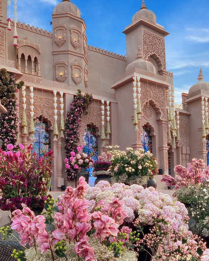 बहरिन या देशामध्ये अगदी शाही पद्धतीने हे दाम्पत्य विवाह बंधनात अडकले.