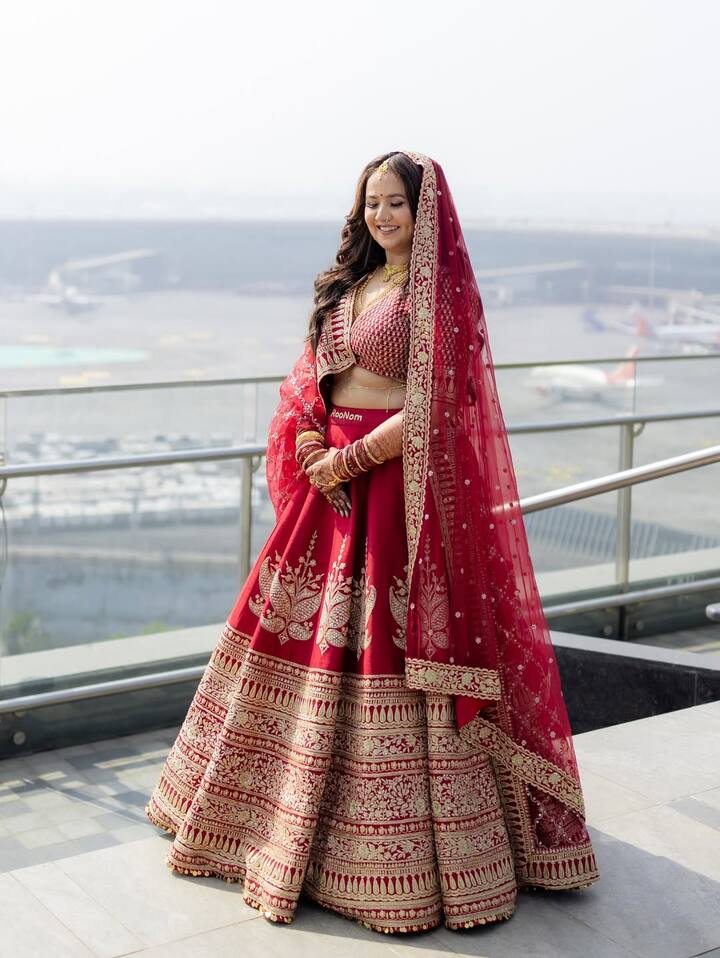 साथ ही उन्होंने मैचिंग दुपट्टा सिर पर कैरी किया है, जिस पर गोल्डन बॉर्डर का सुंदर काम किया गया है.