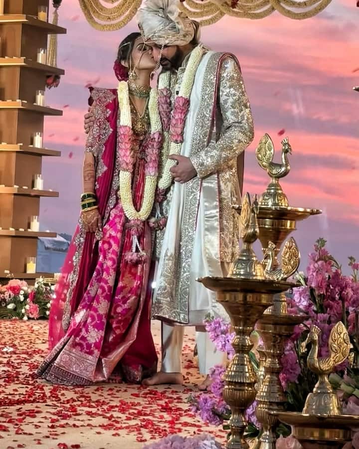 राष्ट्रवादीचे अध्यक्ष अजित पवार यांचे पुत्र जय पवार आणि उद्योजक प्रवीण पाटील यांची कन्या ऋतुजा पाटील यांचा बहरिन येथे विवाह संपन्न झाला.