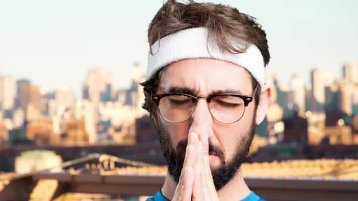 বাড়িতে ফিরে ভাল করে জলের ঝাপটা দিতে হবে চোখে। চোখের পাতা, পল্লবও ভাল করে ধুতে হবে।