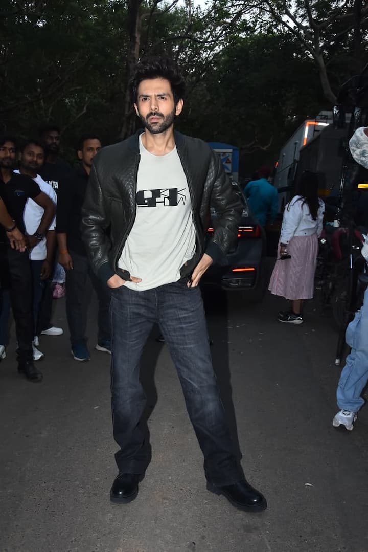 कार्तिक आर्यन इन दिनों अपनी फिल्म 'तू मेरी मैं तेरा मैं तेरा तू मेरी' को लेकर चर्चा में बने हुए हैं. लेकिन अब हाल ही में पैप्स ने उन्हें 'बिग बॉस 19' के सेट पर स्पॉट किया. ये तस्वीरें अब सोशल मीडिया पर वायरल हो रही हैं.