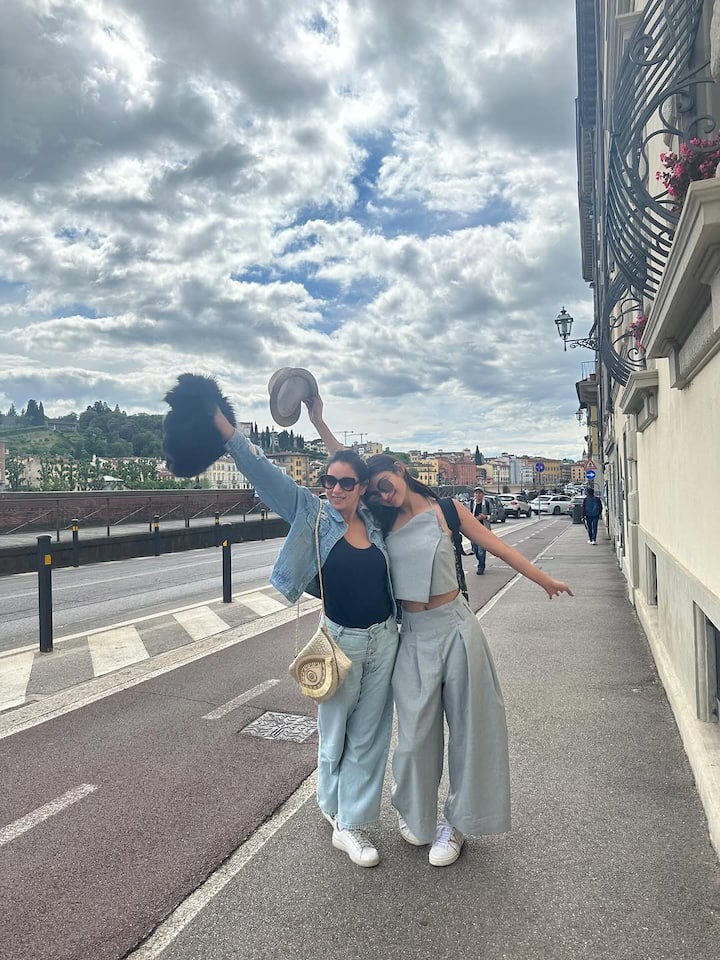 Looking at this photo it is clear that the actress had gone on a foreign trip with her friend. In this, this classy outfit of the actress is also being liked by her fans very much.