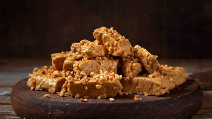 फिटनेस के प्रति जागरूक लोग अक्सर चीनी की जगह गुड़ का सेवन करने लगते हैं, लेकिन यह आदत वज़न कम करने में बाधा बन सकती है। गुड़ में ग्लूकोज़ और फ्रुक्टोज़ के साथ-साथ वसा भी होती है। सिर्फ़ 100 ग्राम गुड़ में लगभग 383 कैलोरी होती है। अगर आप अपना वज़न नियंत्रित रखना चाहते हैं, तो गुड़ का सेवन भी सीमित मात्रा में करना चाहिए।