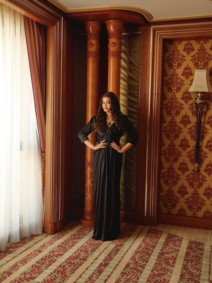This look of the actress is also very special. She is wearing a black colored gown. Also carried a simple necklace to complete the look. The actress is looking very beautiful in subtle makeup and open hair.