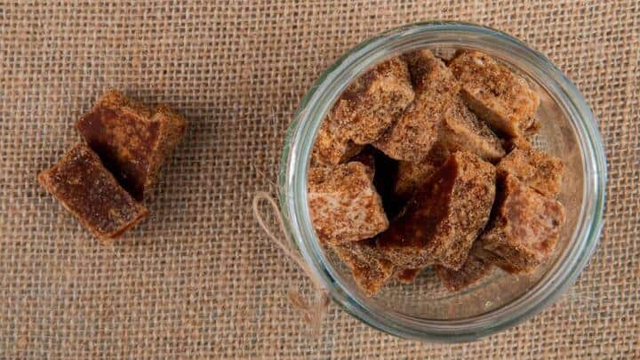 बहुत से लोगों को यह ग़लतफ़हमी होती है कि चीनी नुकसानदेह होती है, लेकिन गुड़ किसी भी मात्रा में खाया जा सकता है। हकीकत यह है कि गुड़ में भी चीनी होती है। आंकड़ों के अनुसार, 100 ग्राम गुड़ में लगभग 10 से 15 ग्राम फ्रुक्टोज़ होता है। अगर आप डायबिटीज़ या बॉर्डरलाइन डायबिटीज़ के मरीज़ हैं, तो ज़्यादा गुड़ चीनी जितना ही नुकसान पहुँचा सकता है और शुगर लेवल बढ़ा सकता है।