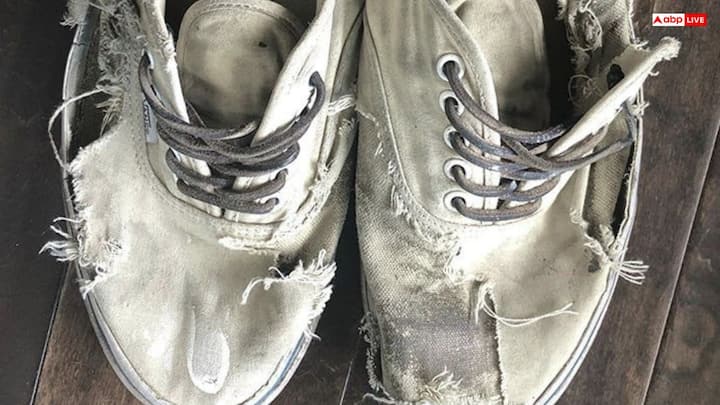 अगर कोई व्यक्ति नौकरी की तलाश में या किसी जरूरी काम से फटे जूते पहनकर निकलता है, तो उसे सफलता मिलने की संभावना बहुत कम हो जाती है. ऐसे जूते पहनने से आत्मविश्वास कमजोर होता है और मन में नकारात्मकता बढ़ती है.