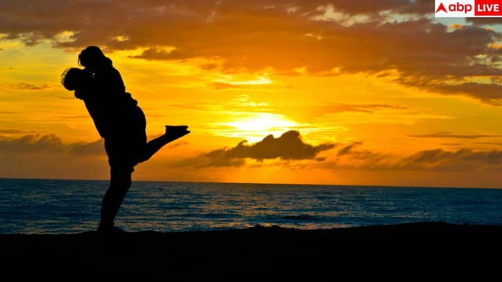 लड़कियों के व्यवहार में भी कुछ ऐसे पैटर्न दिखने लगते हैं जो बताने लगते हैं कि रिश्ता पहले जैसा नहीं रहा. अगर इन संकेतों को समय रहते समझ लिया जाए, तो दिल टूटने से बचाया जा सकता है.