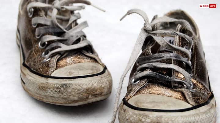 वास्तु के अनुसार फटे या गंदे जूते पहनने से कुंडली में शनि, राहु और केतु दोष बढ़ सकता है. इससे जीवन में बार-बार रुकावटें, मानसिक तनाव और आर्थिक परेशानियाँ उत्पन्न होती हैं.