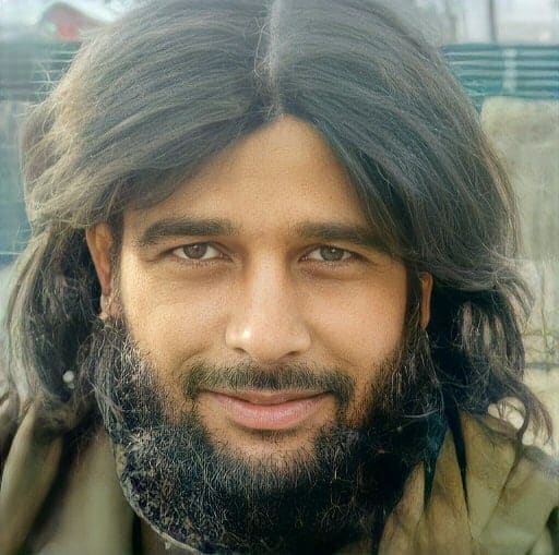इस दौरान मेजर को दो हफ्तों तक हिजबुल मुजाहिदीन के आतंकियों के बीच रहना पड़ा. वहां उन्होंने खुफिया जानकारी भी इकट्ठी की,उनके ठिकानों को निशाना बनाया.