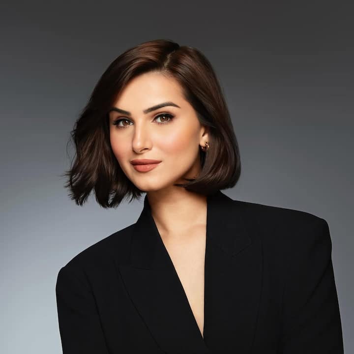 एक्ट्रेस का हर एक लुक कातिलाना होता है और वो हर बार ही फैंस का दिल अपने नाम करने में कामयाब होती हैं. फैंस भी उनके एक झलक का बेसब्री से इंतजार करते हैं. अदाकारा के पोस्ट्स पर फैंस के लाइक्स और कॉमेंट्स की बारिश देखने को मिलती है.