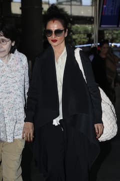 ब्लैक आउटफिट और मांग में सिंदूर फ्लॉन्ट करते हुए एयरपोर्ट पर स्पॉट हुईं रेखा, 71 की उम्र में एक्ट्रेस ने दिखाया जलवा