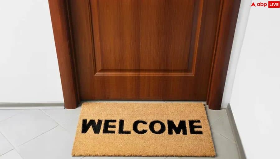 Vastu Tips: क्या आपके डोरमैट पर भी लिखा है ‘Welcome’? जानें कब ये बिगाड़ सकता है आपके घर की एनर्जी