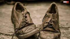 Vastu Tips: क्या आपके फटे जूते बन रहे हैं आर्थिक नुकसान की वजह? जरूर करें वास्तु से जुड़े ये उपाय