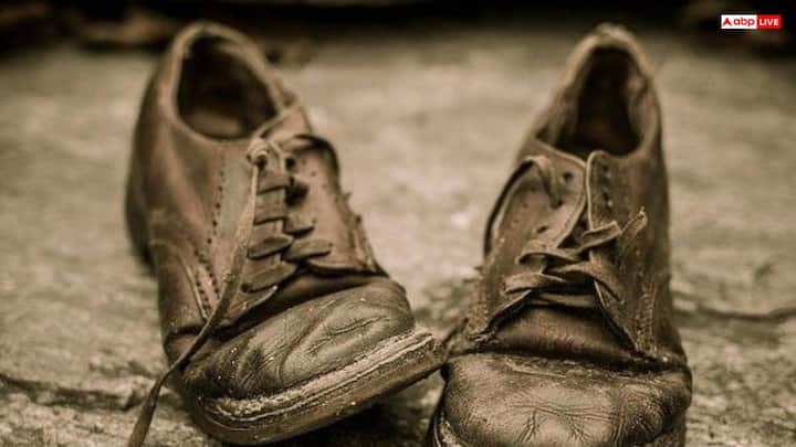 वास्तु शास्त्र के अनुसार जूतों से जुड़ी छोटी-सी लापरवाही भी जीवन में बड़ी परेशानी ला सकती है. खासकर फटे, उधड़े या गंदे जूते पहनना अशुभ माना गया है. इससे नकारात्मक ऊर्जा बढ़ती है और व्यक्ति के भाग्य पर बुरा प्रभाव पड़ता है.