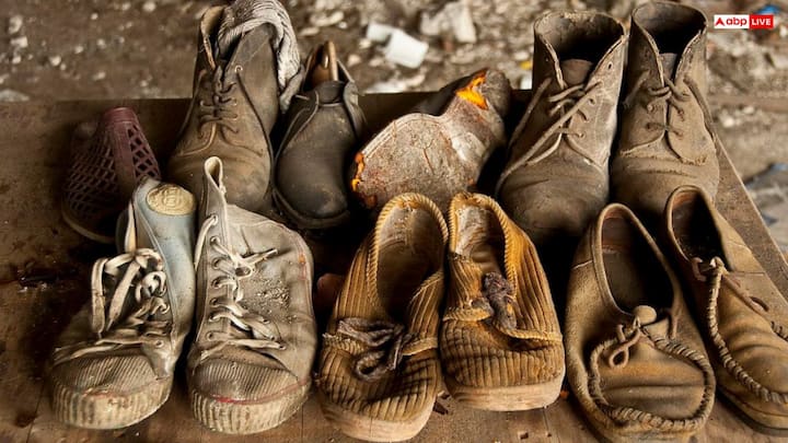 Vastu Tips: फटे जूते पहनना बन सकता है आपकी परेशानियों की वजह? वास्तु के अनुसार इससे नकारात्मक ऊर्जा बढ़ती है, भाग्य में रुकावट आती है और व्यक्ति को आर्थिक व मानसिक समस्याओं का सामना करना पड़ सकता है.