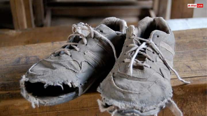 व्यक्ति का व्यक्तित्व केवल उसके कपड़ों से नहीं, बल्कि उसके जूते-चप्पलों से भी पहचाना जाता है. अच्छे कपड़ों के बावजूद अगर जूते खराब हों, तो पूरी छवि बिगड़ जाती है. जूते व्यक्ति के आत्मविश्वास, सोच और स्तर को भी दर्शाते हैं.