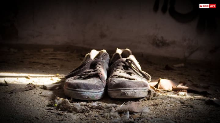 जूतों से जुड़ी कुछ महत्वपूर्ण वास्तु सावधानियाँ भी जरूरी हैं. कभी भी गिफ्ट में जूते न लें और न ही किसी को जूते गिफ्ट करें, क्योंकि इससे शनि दोष बढ़ता है. साथ ही फटे जूते तुरंत बदल देना चाहिए, ताकि वास्तु दोष और आर्थिक नुकसान से बचा जा सके.