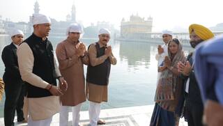 दिल्ली की CM रेखा गुप्ता ने कैबिनेट संग स्वर्ण मंदिर में की सेवा, धोए झूठे बर्तन, देखें तस्वीरें