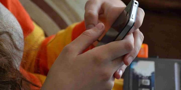 यही कारण है कि साइबर सुरक्षा विशेषज्ञ WhatsApp और Signal जैसे ऐप्स के इस्तेमाल की सिफारिश करते हैं. ये प्लेटफ़ॉर्म न केवल एंड-टू-एंड एन्क्रिप्शन उपलब्ध कराते हैं, बल्कि क्रॉस-प्लेटफॉर्म मैसेजिंग को भी सुरक्षित रखते हैं. इसके उलट साधारण SMS और कई RCS आधारित सेवाएं अभी भी पूरी तरह सुरक्षित नहीं मानी जातीं.