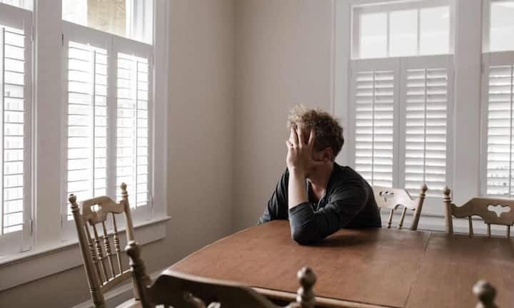 जब लिवर ठीक से काम नहीं कर पाता है तो शरीर को पर्याप्त ऊर्जा नहीं मिल पाती है. इसी कारण लगातार थकान, कमजोरी और सुस्ती महसूस होती है. यह थकान आराम करने के बाद भी दूर नहीं होती है जो कैंसर का चेतावनी संकेत हो सकता है.