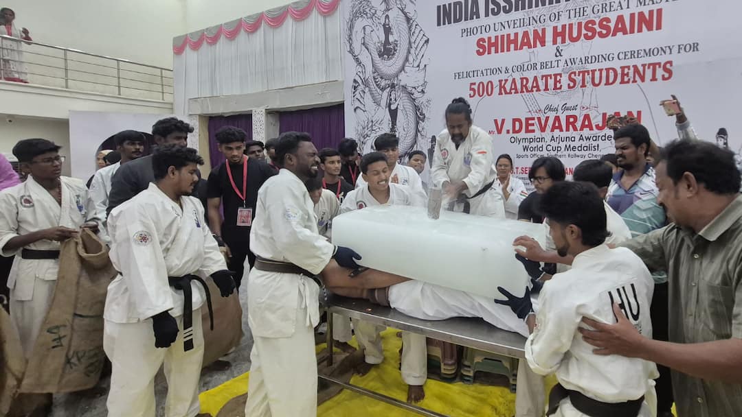 காஞ்சிபுரத்தில் 1.5 டன் ஐஸ் கட்டிகளை உடைத்து சாதனை! தற்காப்பு கலை குறித்த விழிப்புணர்வு ஏற்படுத்திய வீரர்!