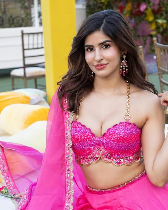 ગ્લેમરસ આઉટફિટમાં સાક્ષી મલિકનો બોલ્ડ અંદાજ