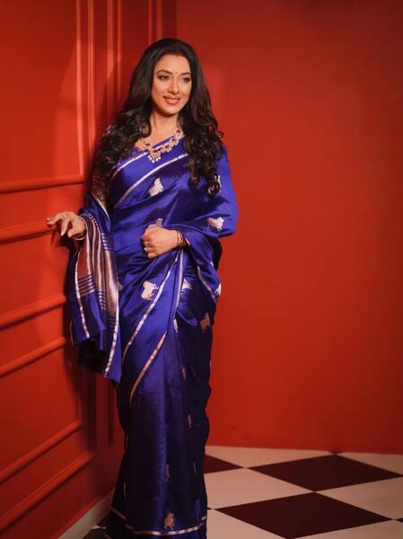 टीवी की अनुपमा का ये फोटोशूट वाला रॉयल ब्लू साड़ी लुक सच में बहुत ही ग्रेसफुल हैं.  रेड बैकग्राउंड के सामने उनकी साड़ी का कलर और भी ज्यादा पॉप करता है, जिससे पूरा फ्रेम एकदम स्टनिंग लगता है.