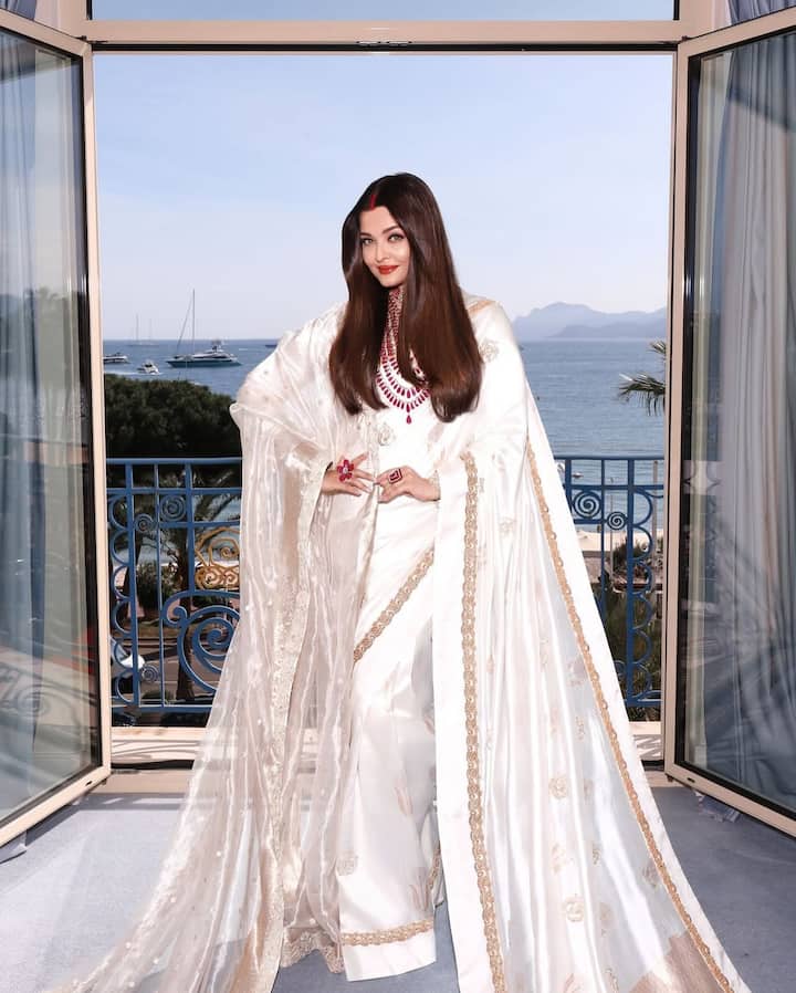 In this photo, the actress is seen wearing a white colored saree and she has also worn a matching dupatta, which is making her look even more glamorous. Actress Bala is looking beautiful in subtle make-up and straight hair.