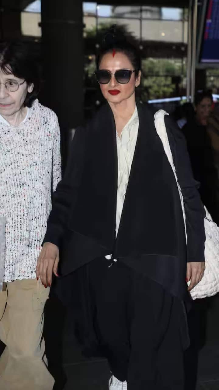 रेखा ने अपने साथ एक ऑफ-व्हाइट ओवरसाइज़्ड बैग कैरी किया था। ऑल ब्लैक लुक और व्हाइट बैग में रेखा बेहद खूबसूरत लग रही थीं।