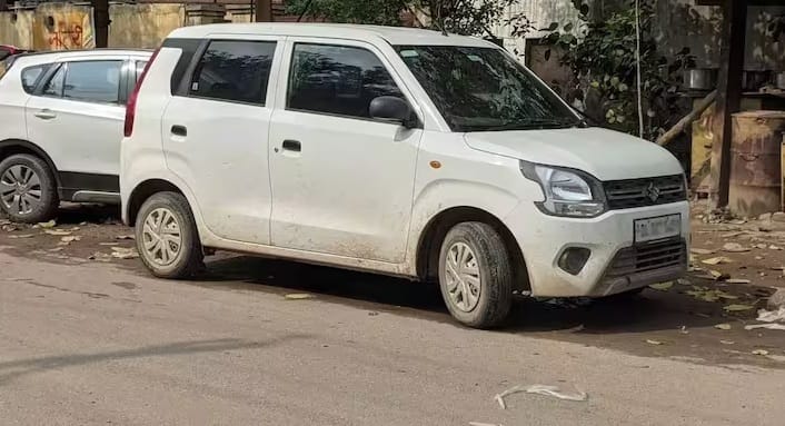 લોકો ઘણીવાર કાર પર બ્લેક ફિલ્મ લગાવવા અંગે મૂંઝવણમાં હોય છે. ખાનગી કારમાં બ્લેક ફિલ્મ લગાવવાની મંજૂરી નથી. મર્યાદિત માત્રામાં પારદર્શક ફિલ્મ જ સ્વીકાર્ય છે. જો પોલીસ તપાસ દરમિયાન બ્લેક ફિલ્મ મળી આવે તો દંડ ફટકારવામાં આવે છે.