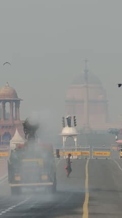 दिल्ली की हवा फिर खतरनाक, आनंद विहार से बवाना तक AQI 350 के आसपास