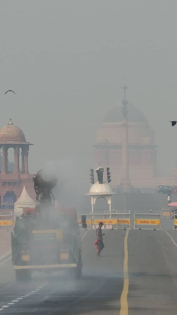 दिल्ली की हवा फिर खतरनाक, आनंद विहार से बवाना तक AQI 350 के आसपास