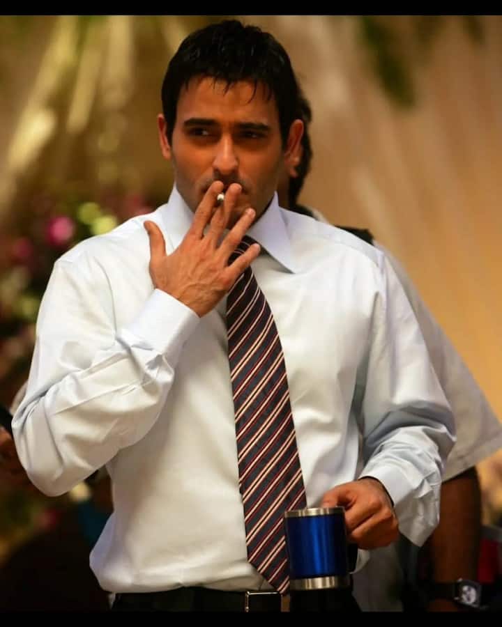 If seen overall, Ranveer Singh excels in studies. His international degree, specialization in theater and ad-industry experience make him more educated and skilled. Akshay's studies are also good, but his love was always towards acting and sports, hence he does not consider himself very strong academically.
