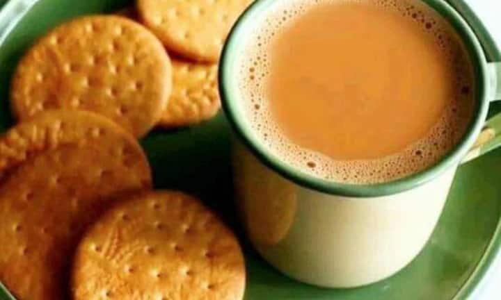 ऐसे में सुबह की चाय के साथ बिस्कुट लेने से होने वाले नुकसान से बचने के लिए आप सुबह की शुरुआत ऐसे ड्रिंक से कर सकते हैं, जो गट और मेटाबॉलिज्म को बेहतर बनाते हैं.