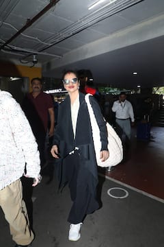 ब्लैक आउटफिट और मांग में सिंदूर फ्लॉन्ट करते हुए एयरपोर्ट पर स्पॉट हुईं रेखा, 71 की उम्र में एक्ट्रेस ने दिखाया जलवा