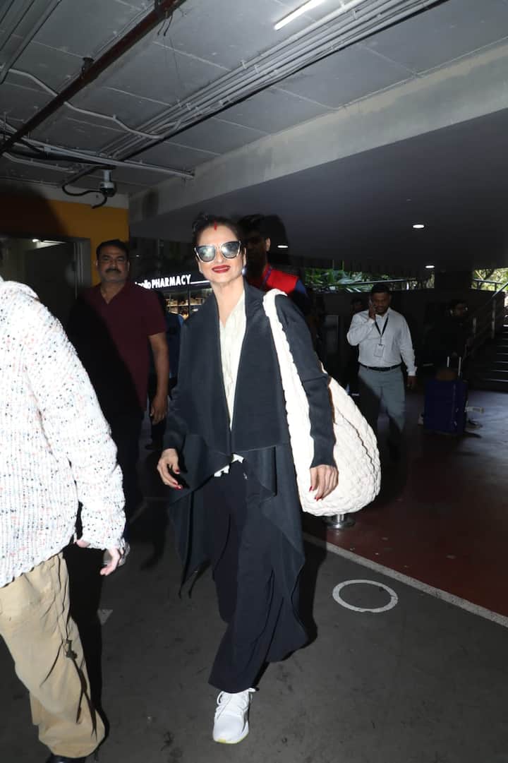 रेखा हर बार अपने स्टाइल से भीड़ में अलग नजर आती हैं. इस बार भी उनका एयरपोर्ट अपीयरेंस एकदम चार्म और कम्फर्ट का परफेक्ट मिक्स है.