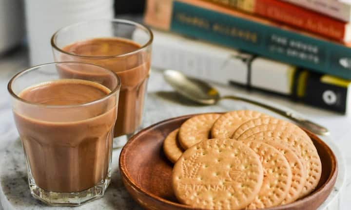 इसके अलावा सुबह सबसे पहले मीठे या रिफाइंड कार्ब्स वाले बिस्कुट खाने से ब्लड शुगर तेजी से बढ़ता है और फिर अचानक गिरता है. यह आदत लंबे समय में इन्सुलिन रेजिस्टेंस और डायबिटीज का कारण बन सकती है.