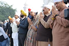 दिल्ली की CM रेखा गुप्ता ने कैबिनेट संग स्वर्ण मंदिर में की सेवा, धोए झूठे बर्तन, देखें तस्वीरें