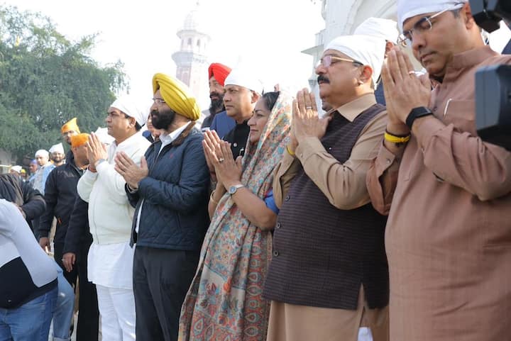 मुख्यमंत्री रेखा गुप्ता ने कहा कि श्री हरमंदिर साहिब में नतमस्तक होकर सेवा का सौभाग्य प्राप्त हुआ है.  सेवा ही सबसे बड़ा मार्ग है…यही गुरु घर की सीख है.  वाहेगुरु जी मेहर करें और सेवा का बल देते रहें.