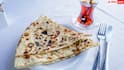 Aloo Paratha Calories: सर्दी के सीजन में जमकर खाते हैं आलू के पराठे, जानें एक पराठे से कितनी बढ़ जाती है कैलोरी