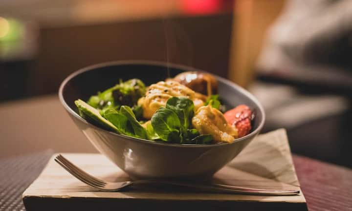 इसके अलावा भूख में कमी और जल्दी पेट भर जाना लिवर की खराब पाचन क्रिया को सीधे प्रभावित करता है. इस कारण खाने की इच्छा कम होती है और थोड़ा सा खाना खाने के बाद भी पेट भर भारी महसूस होता है. यह भी ज्यादातर लिवर कैंसर का शुरुआती के संकेत हो सकता है.