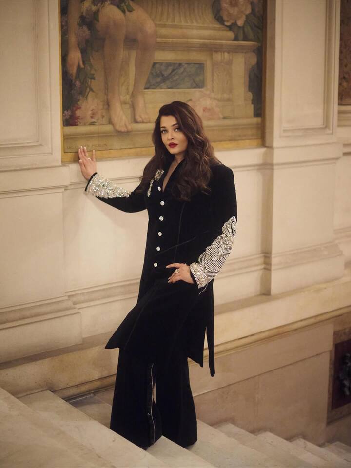 In this photo the actress is seen in a black colored outfit. She has given a more modern touch to your look by using light makeup and curly hair.