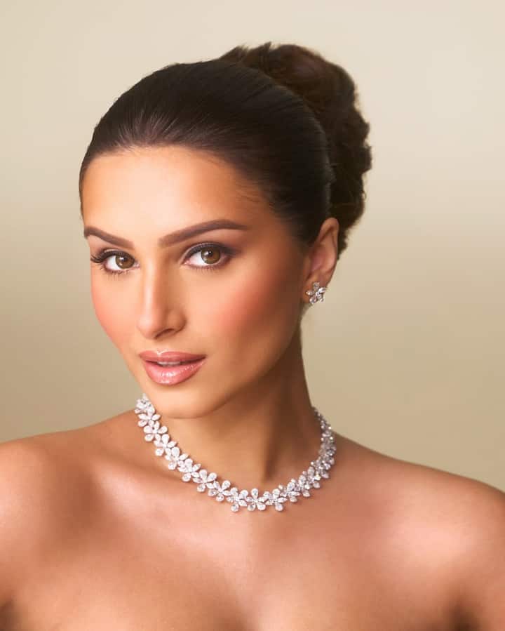 Talking about Tara Sutaria's look, she kept her look minimal with this outfit. She is looking very beautiful in soft pink makeup and slick bun hairstyle. Along with this, she completed this look with floral design necklace and statement earrings.