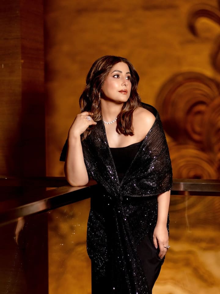 इन तस्वीरों में आप देख सकते हैं कि हिना खान ने ब्लैक कलर का सिक्विन गाउन कैरी किया है. इसका डिजाइन काफी यूनिक है और ये एक्ट्रेस पर काफी जच भी रहा है.