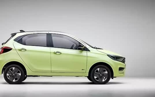 Tata Tiago EV ਵਿੱਚ ਇੱਕ ਵੱਡੇ 24 kWh ਬੈਟਰੀ ਪੈਕ ਦਾ ਵਿਕਲਪ ਵੀ ਹੈ, ਜੋ ਇੱਕ ਵਾਰ ਚਾਰਜ ਕਰਨ 'ਤੇ 293 ਕਿਲੋਮੀਟਰ ਦੀ ਰੇਂਜ ਪ੍ਰਦਾਨ ਕਰ ਸਕਦਾ ਹੈ। ਇਹ ਬੈਟਰੀ ਪੈਕ 55 kW ਪਾਵਰ ਅਤੇ 114 Nm ਟਾਰਕ ਪੈਦਾ ਕਰਦਾ ਹੈ। ਇਹ ਟਾਟਾ ਇਲੈਕਟ੍ਰਿਕ ਕਾਰ 5.7 ਸਕਿੰਟਾਂ ਵਿੱਚ 0 ਤੋਂ 60 kmph ਦੀ ਰਫ਼ਤਾਰ ਫੜ ਸਕਦੀ ਹੈ।