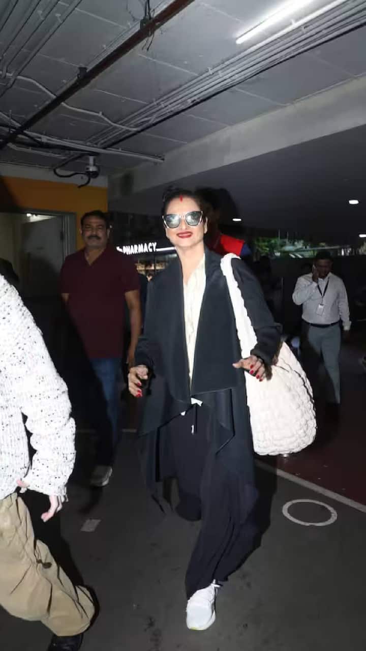 अभिनेत्री रेखा ने ब्लैक आउटफिट के साथ प्योर व्हाइट शूज पहने थे। रेखा का यह स्टाइलिश लुक बेहद खूबसूरत है।