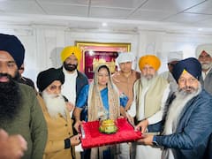 दिल्ली की CM रेखा गुप्ता ने कैबिनेट संग स्वर्ण मंदिर में की सेवा, धोए झूठे बर्तन, देखें तस्वीरें