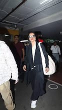 Rekha Pics: એરપોર્ટ પર બ્લેક આઉટફિટમાં જોવા મળી રેખા, 71 વર્ષની ઉંમરે જોવા મળ્યો ગ્લેમરસ અંદાજ
