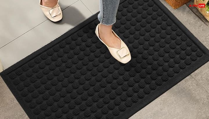 मैनगेट से ही नकारात्मक और सकारात्मक ऊर्जा का प्रवेश होता है. साथ ही यहां लिखी गई कोई भी वस्तु का असर भी हमारे जीवन पर पड़ता है.