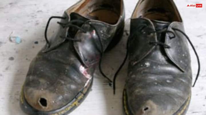 लगातार फटे जूते पहनने से आत्म-सम्मान पर गहरा नकारात्मक असर पड़ता है. इसके साथ ही व्यक्ति को फिजूलखर्ची, धन हानि और आर्थिक तंगी जैसी समस्याओं का सामना करना पड़ सकता है.